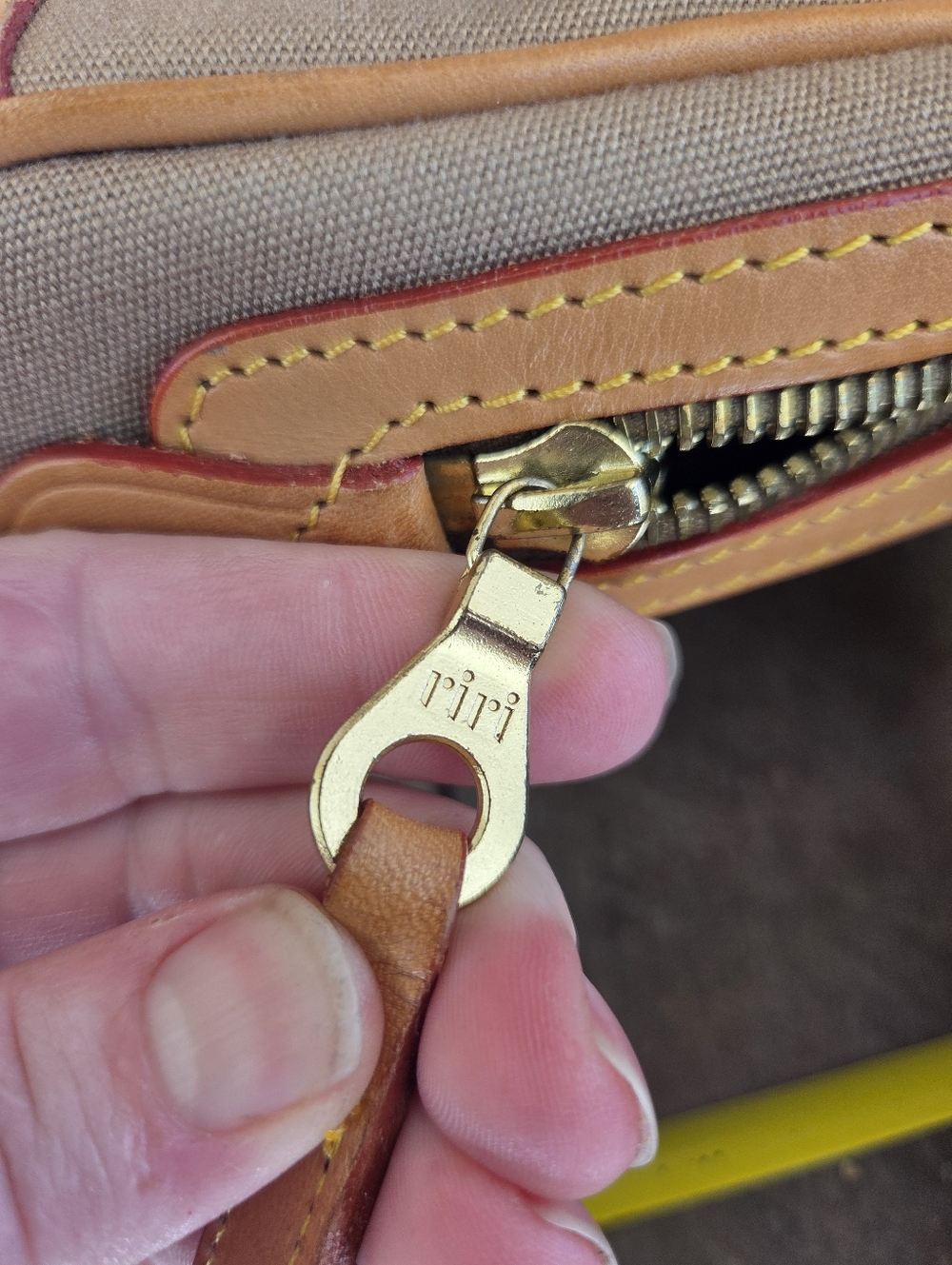 Dooney & Bourke Crossbody. - Picture 12 of 15